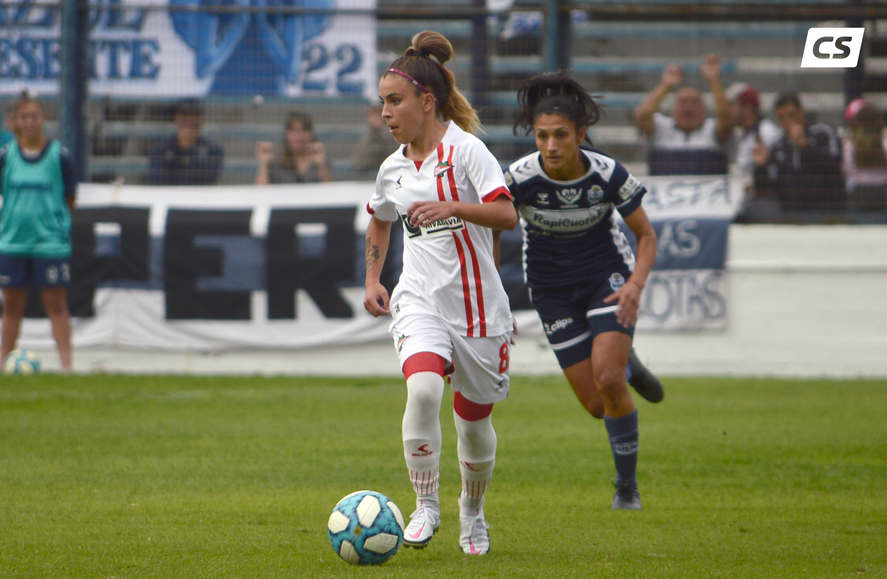 Nicole Simonetti en acción en el Clásico Platense.