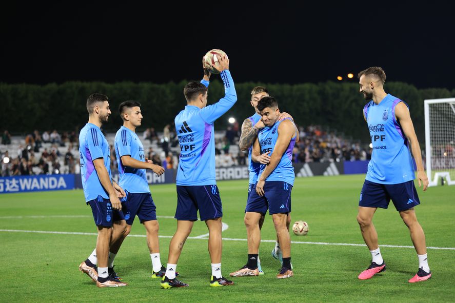 Argentina tiene casi todo el plantel disponible y Scaloni piensa variantes.
