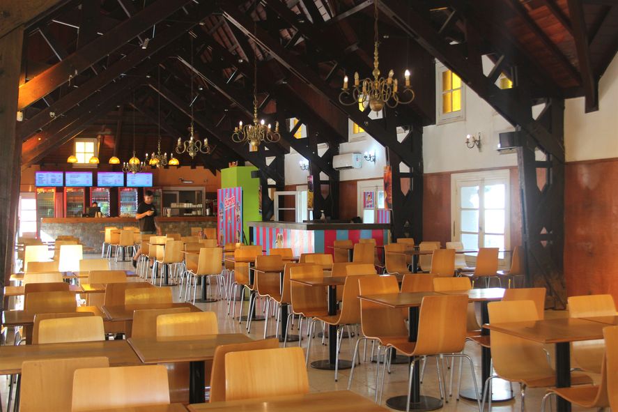 En sus calles se disponen de varios locales de comidas: Hamburgueserías , restaurante, heladerías