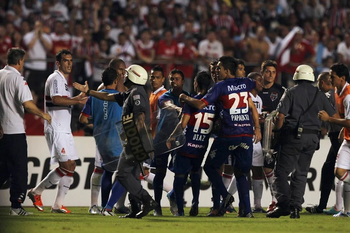 la historia de tension entre tigre y san pablo y la prohibicion de viajar a mujeres y ninos