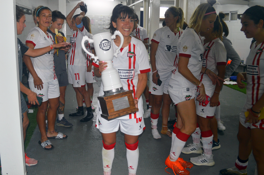 Julieta Gergo posa junto a la copa por los 25 años de La Cielo que la emisora le entregó al equipo vencedor.