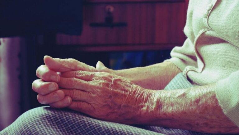 Azul: en un cuento del tío le roban a una anciana 3.500 dólares y 300.000 pesos