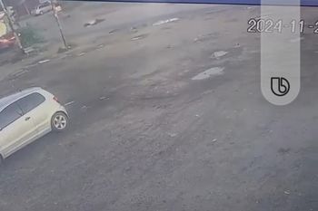 atropello con el auto a una mujer a alta velocidad y se dio a la fuga