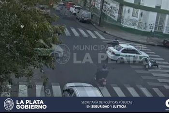 El motociclista cayó al asfalto tras rodar por el capot