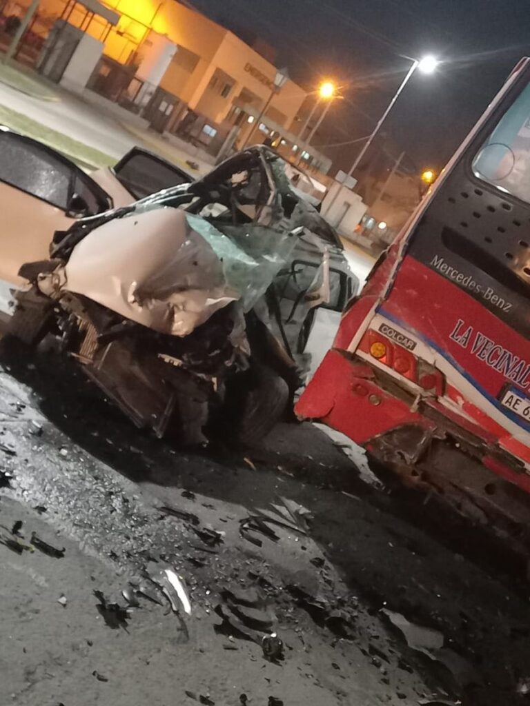 Ciudad Evita: dos jóvenes murieron al chocar un colectivo
