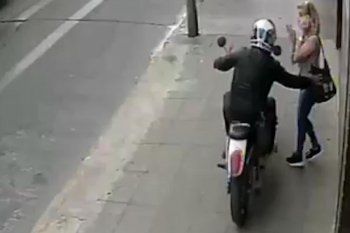 El momento en el que el motochorro arrebata la cartera en Ramos Mejía