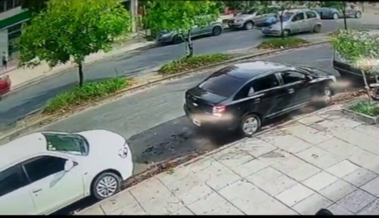 Ciudad Evita: choque, discusión y muerte tras viajar 300 metros en el capot de un auto