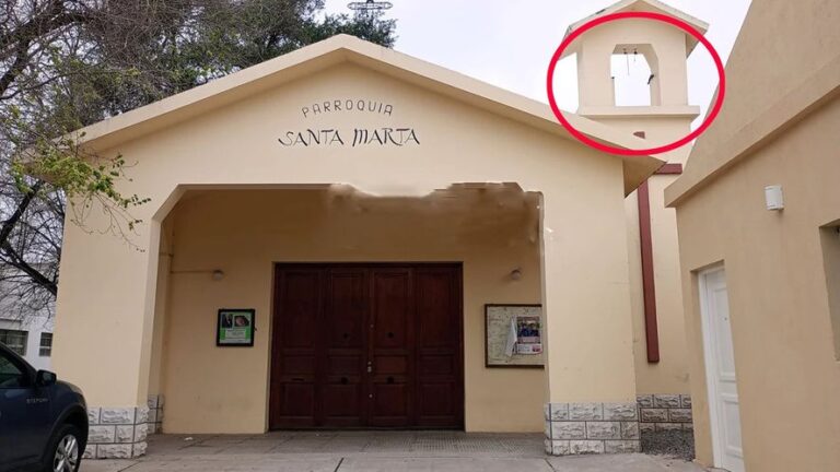 ¿En el nombre del padre?: robaron una enorme campana de una iglesia de Villa Tesei
