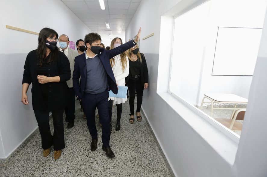 Axel Kicillof, de recorrida por las escuelas.