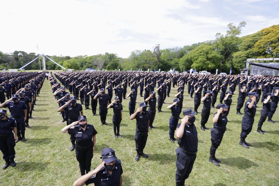 Los efectivos de la Policía Bonaerense escucharon atentamente al Gobernador.