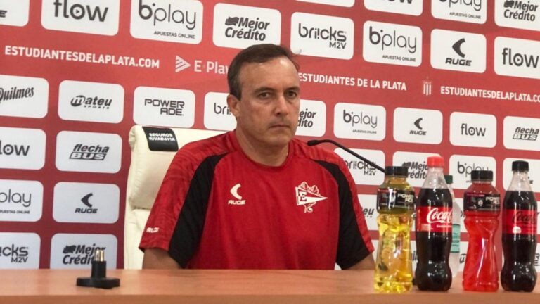 Abel Balbo les respondió a los hinchas: les pidió disculpas y se sumó al cántico por Bilardo