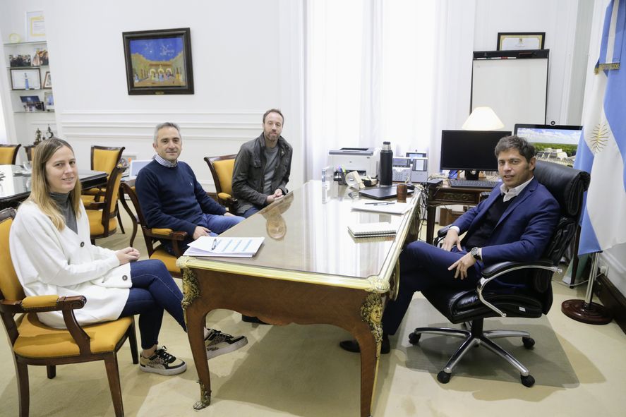 Juliana Petreigne, Andrés Larroque, Pablo López y Axel Kicillof, en la reunión para definir el aumento a los planes sociales.