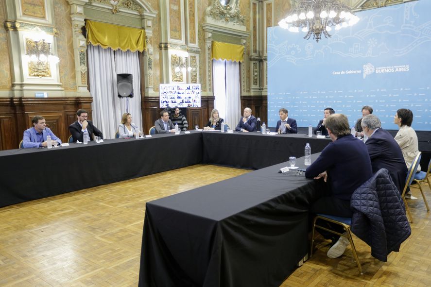 Julio Garro (de espaldas) invitado por la Provincia para la presentación de obras del FIM
