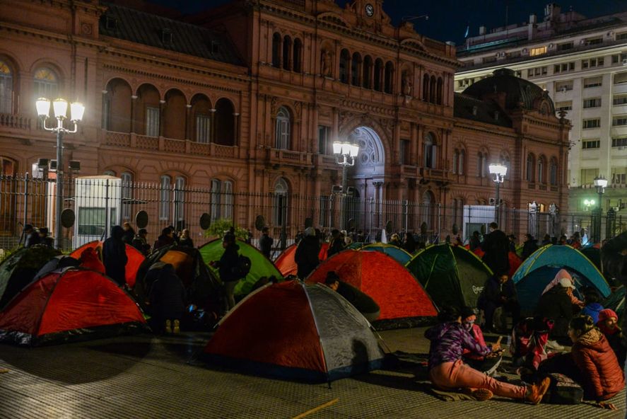 Tras el acampe en las puertas de la Casas Rosada, los piqueteros llevaron sus demandas a Desarrollo Social y sigue la guerra con Victoria Tolosa Paz
