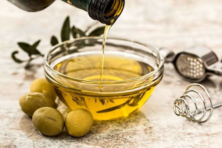 Anmat prohibió tres aceites y unos pickles falsificados