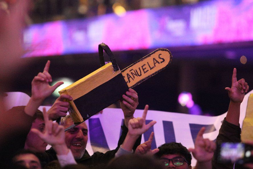 Una motosierra hecha de telgopor apareció en el acto de cierre de campaña de Javier Milei. Una motosierra hecha de telgopor apareció en el acto de cierre de campaña de Javier Milei.