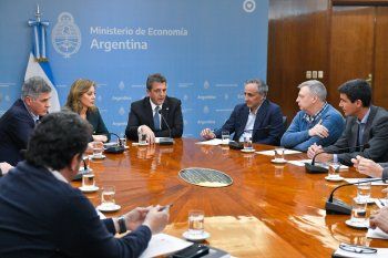 tras el aumento del 12,5%, congelan el precio de los combustibles