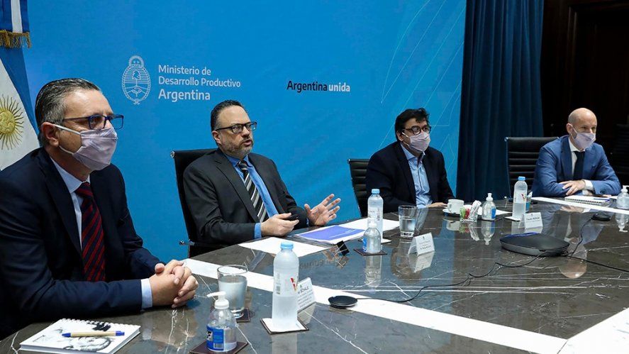 Guillermo Mérediz (Derecha) junto a funcionarios del Ministerio de Producción, encabezados por Matías Kulfas, ministro del área