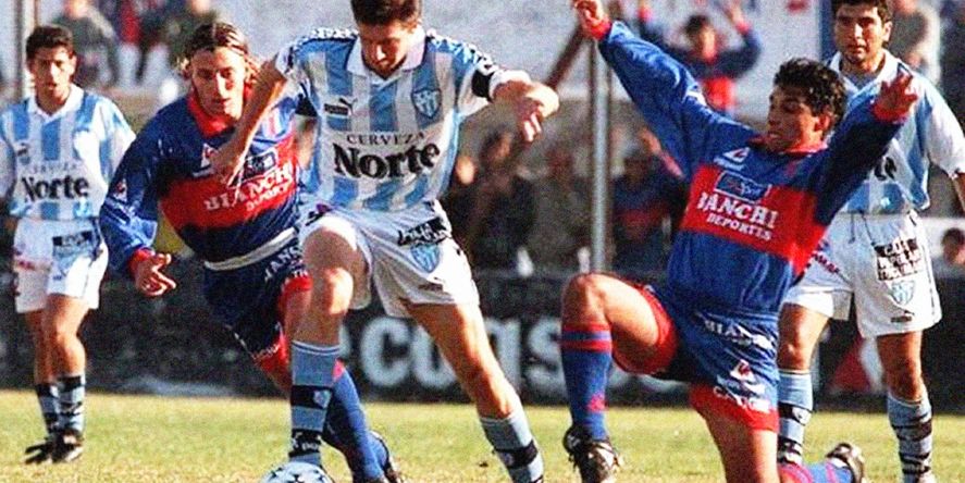 Adrián Czornomaz con la camiseta de Atlético Tucumán en la temporada 1998/99.