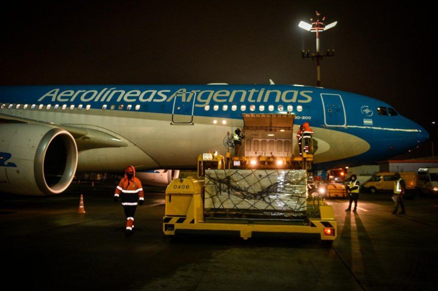 El avión de Aerolíneas Argentinas a punto de despegar para traer las vacunas a Argentina.