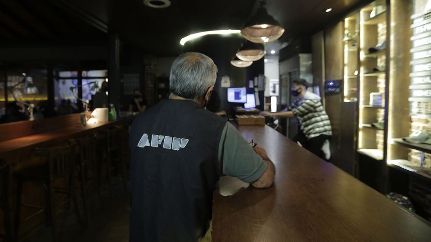 La AFIP descubrió a tres empresas fantasmas que fugaron dólares de China y Estados Unidos. Usaban firmas de personas de bajos recursos.