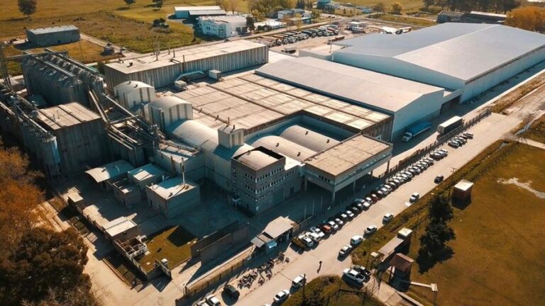Tras el incendio, la fábrica de alimentos de mascotas de General Las Heras reinició su producción