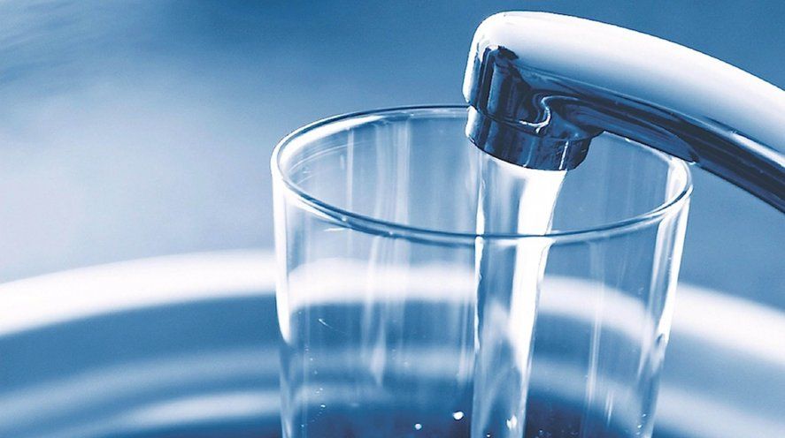 Ante la duda, colocar 2 gotas de lavandina por cada litro de agua, y dejarla reposar 30 minutos antes de consumirla.