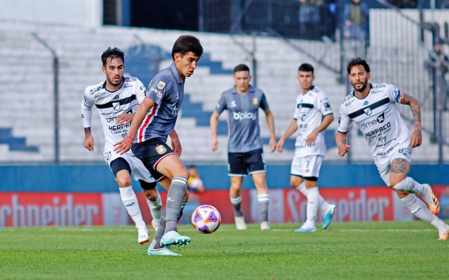 Nicolás Palavecino no tuvo un buen partido en Estudiantes. (Foto: prensa EDLP)