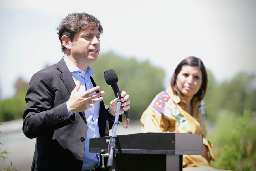 El gobernador bonaerense, Axel Kicillof, encabezó un acto en Berisso para presentar el programa de Cambio Climático.