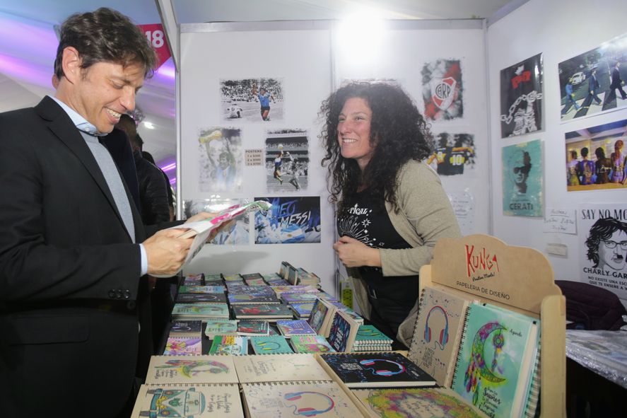 El gobernador Axel Kicillof recorrió los stands junto al intendente Fernando Espinoza.