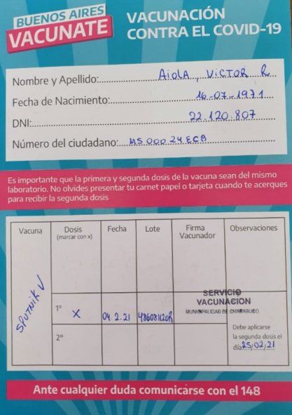 La prueba. Aiola no subió foto oficial recibiendo la inyección, pero publicó el carnet de vacunación.