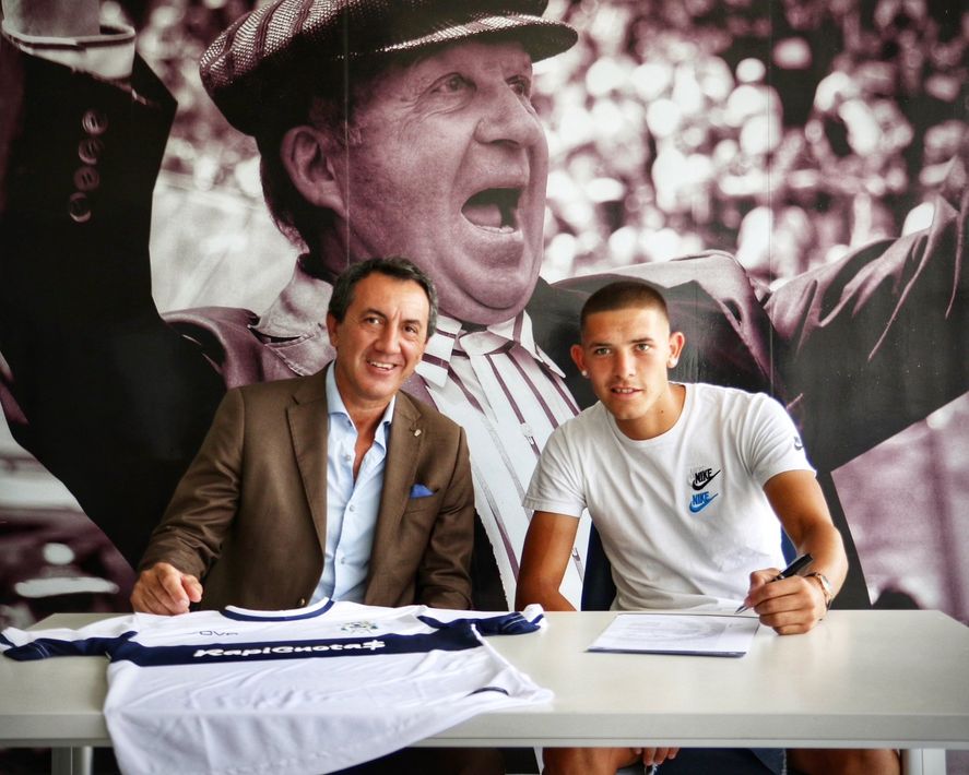 Alan Sosa al momento de la firma de su contrato con Gimnasia.