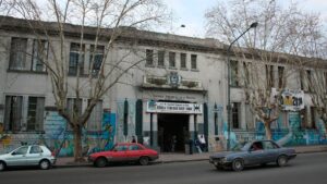 Temor en una Colegio de La Plata: una adolescente fue amenazada de muerte por la madre de una compañera 
