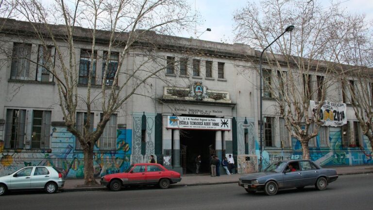 Temor en una Colegio de La Plata: una adolescente fue amenazada de muerte por la madre de una compañera 
