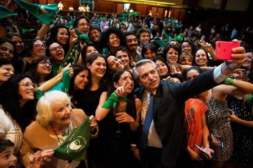 El presidente Alberto Fernández junto a grupos que reclaman por el Aborto Legal, Seguro y Gratuito.