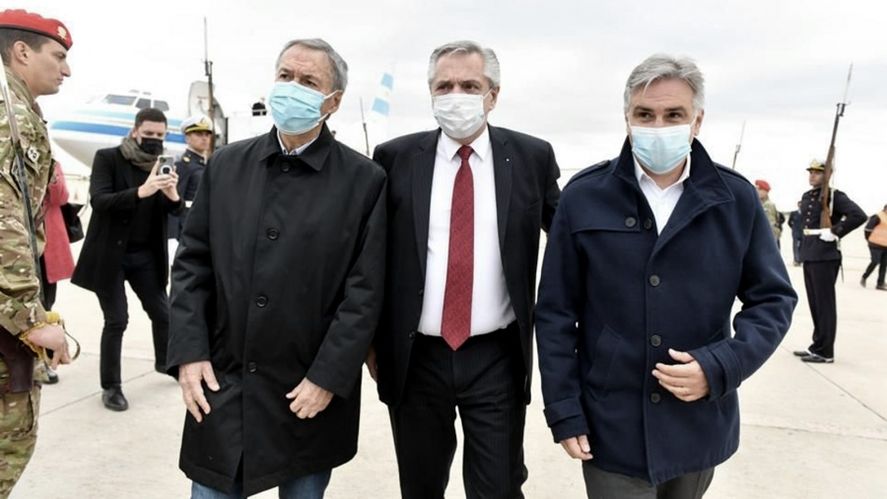 Alberto Fernández al llegar a la provincia de Córdoba, donde fue recibido por Schiaretti. Foto Presidencia.