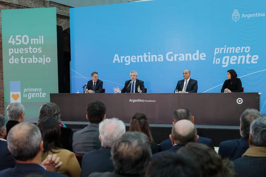 En medio de días de suma complejidad para la economía argentina, que repercute de lleno en los bolsillos de las y los trabajadores, el presidente Alberto Fernández habló desde la Casa Rosada