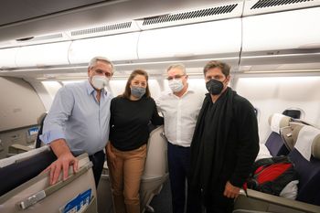 Alberto Fernández de un lado y Axel Kicillof del otro, junto a la gobernadora de Río Negro y el de Catamarca, en una postal dentro del avión durante el viaje