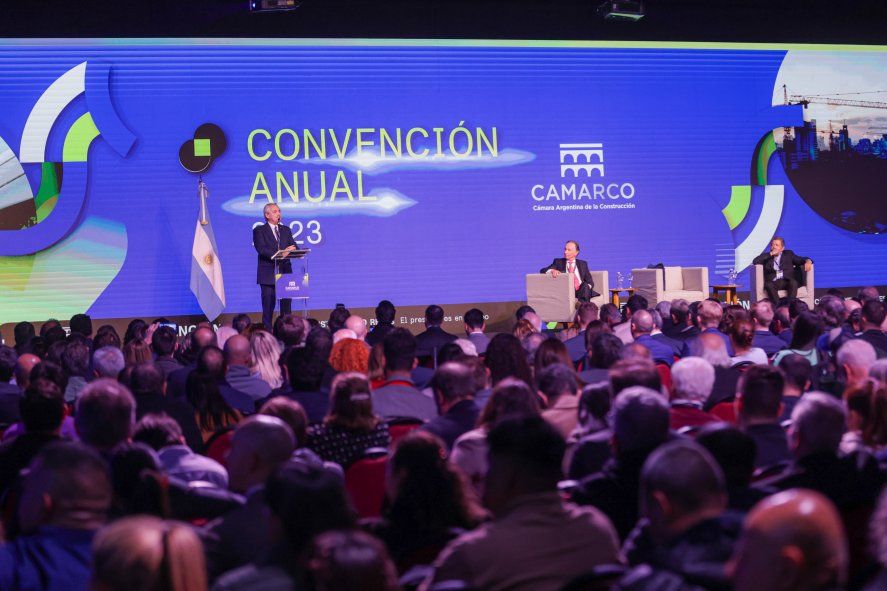 Alberto Fernández expone luego de Sergio Massa y de Gabriel Katopodis en el encuentro de la Cámara Argentina de la Construcción.