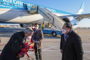 Alberto Fernández y la comitiva viajaron mediante la arolínea de bandera
