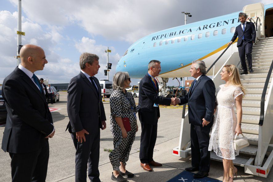 Alberto Fernández llegando a Bruselas para la cumbre entre la CELAC y la Unión Europea.