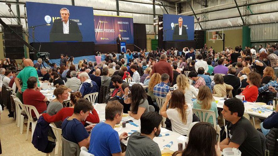 Alberto Fernández en el polideportivo del club Ferro. Fue el 25 de mayo de 2019, puntapié de su campaña en CABA.