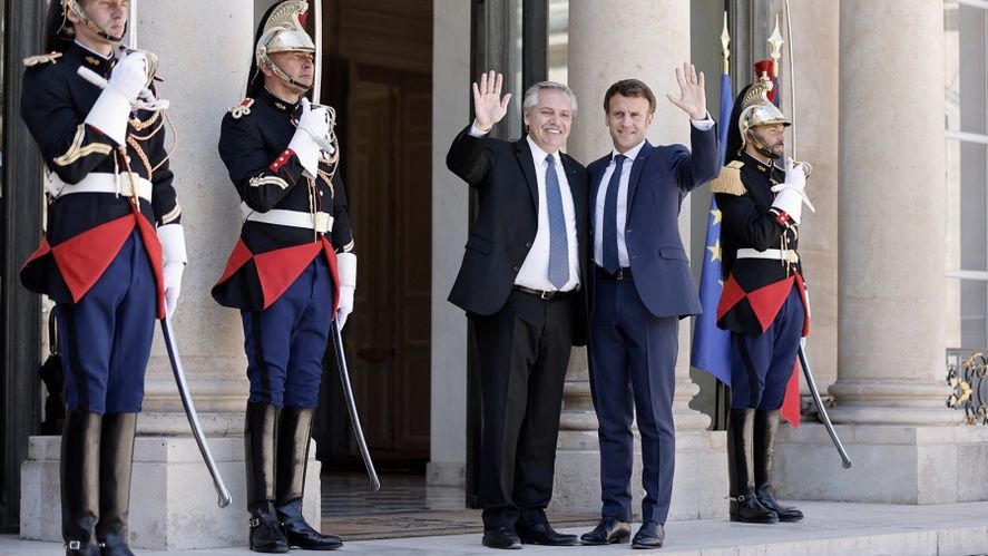 Alberto Fernández junto a Macron.