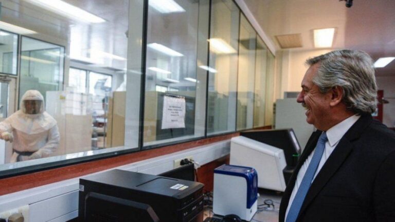 Alberto Fernández recorre el laboratorio donde se desarrolló el suero equino