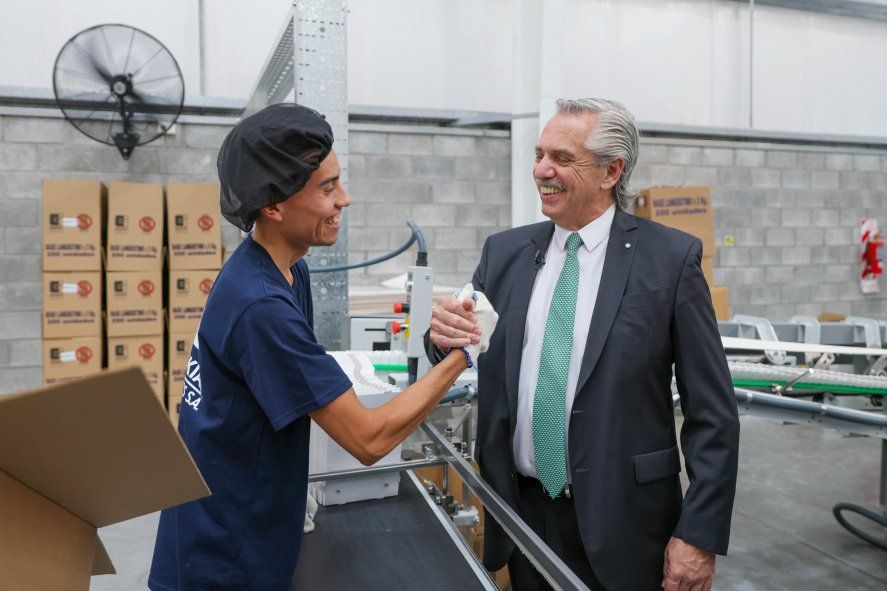 Alberto Fernández visitó el parque industrial de Florencio Varela para celebrar la radicación de tres nuevas empresas.
