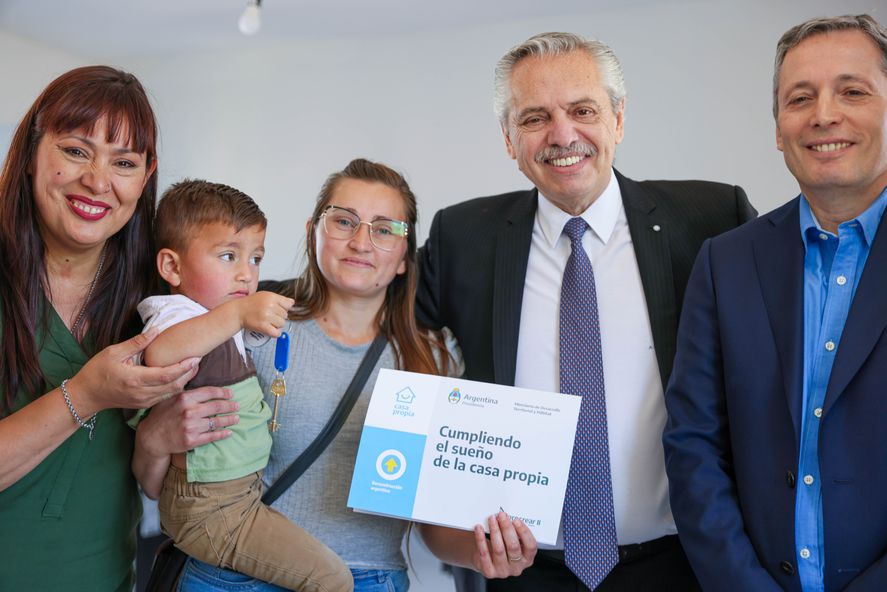 Alberto Fernández se mostró en Monte Grande con su nuevo ministro  Santiago Maggiotti y el intendente Fernando Gray.