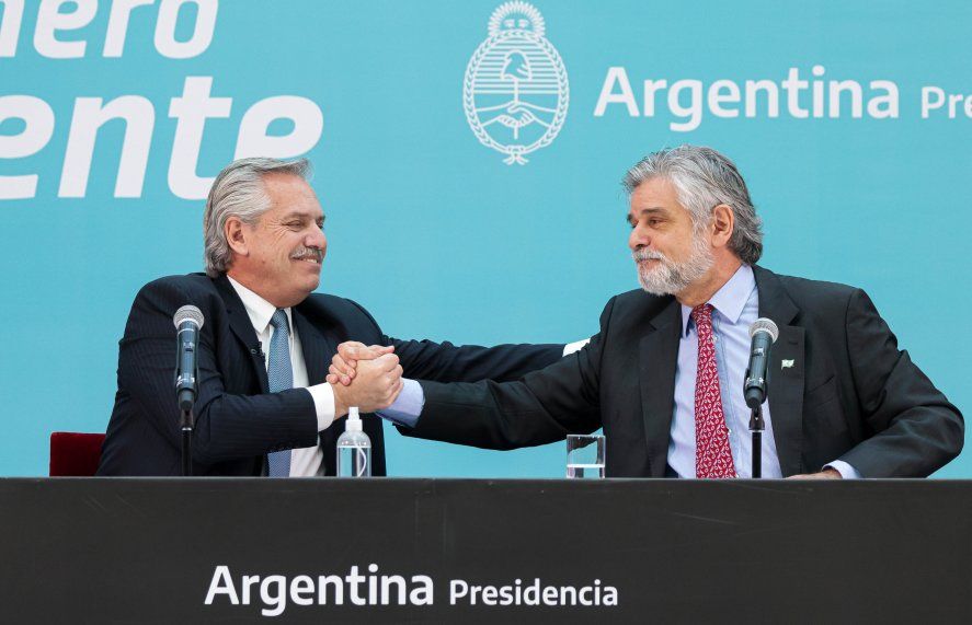 Tras un encuentro con la titular del Conicet, el presidente anunció que incrementan los sueldos de investigadores y becarios