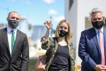 Alberto Fernández junto a Martín Guzmán y una vecina adjudicada.
