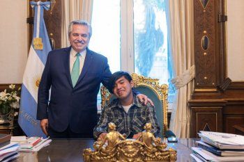 Alberto Fernández y Maximiliano Sánchez en Casa Rosada. El joven Wichi es uno de los 50 finalistas del premio que recompensa a estudiantes del mundo.