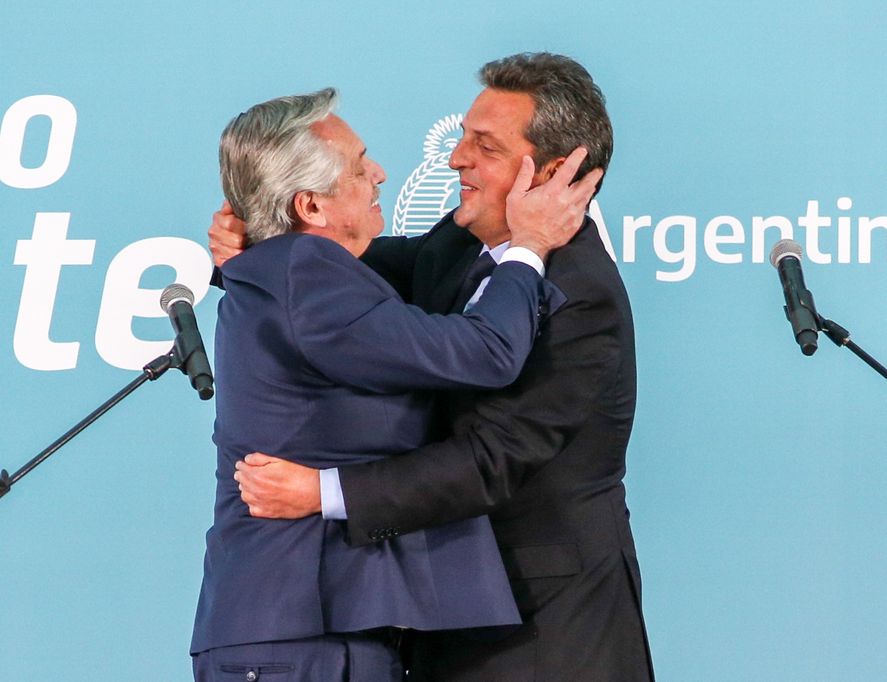 Alberto Fernández y Sergio Massa se abrazan tras la jura.